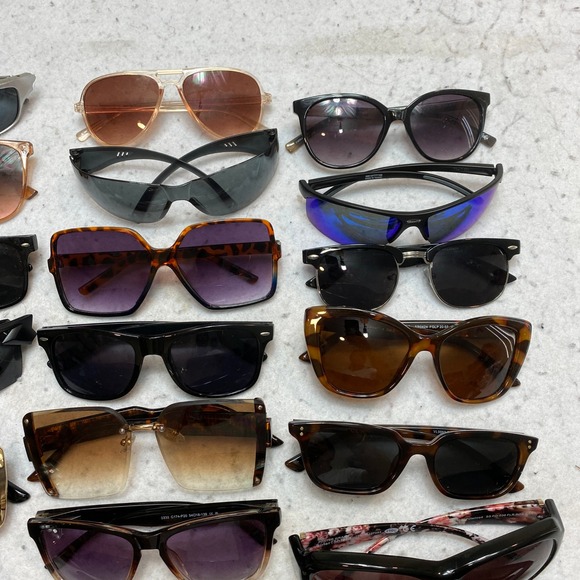 Lot Of 30 Unbranded Sunglasses Unisex OS Multicolor Mixed Styles Bundle main image 4